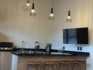 Häämatkasviitti, kaupunkinäköala | Yksityinen keittiö | Täysikokoinen jääkaappi, mikroaaltouuni, astianpesukone, keittiösaareke