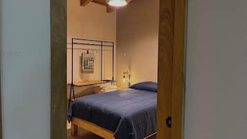 Suite familiar | Decoración personalizada y espacio para trabajar con laptop