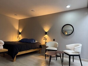 Suite luna di miele, vista città | 2 camere, con stile personalizzato, postazione laptop, lenzuola