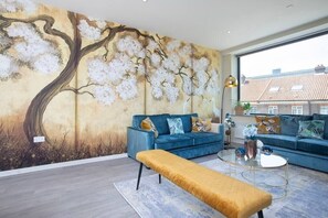 Smart TV - Palm Tree House | Birds of Feather (Greater London)