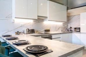 Fridge, microwave, oven, stovetop - Palm Tree House | Birds of Feather (Greater London)