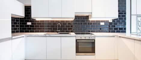 Frigorifero, microonde, forno, piano cottura