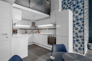 Fridge, microwave, oven, stovetop - Palm Tree House - The Royal Flush (Greater London)