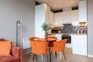 Fridge, microwave, oven, stovetop - Palm Tree House - Columbus (Greater London)