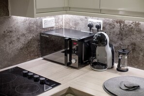 Kühlschrank, Mikrowelle, Ofen, Herdplatte