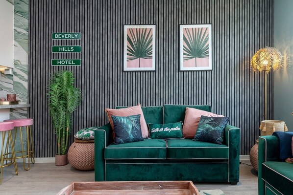 Smart TV - Palm Tree House | Beverly Hills Hotel (Greater London)