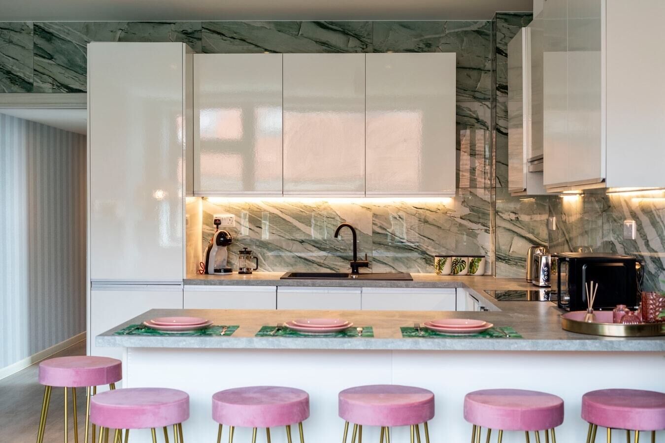 Réfrigérateur, micro-ondes, four, plaque de cuisson