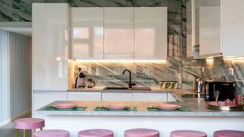 Réfrigérateur, micro-ondes, four, plaque de cuisson