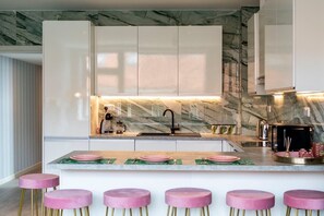 Kjøleskap, mikrobølgeovn, ovn og kokeplater