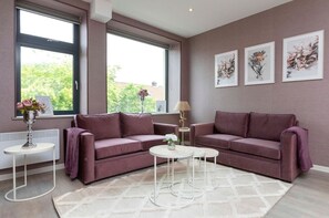 Smart TV - Palm Tree House - The Farmhouse (Greater London)