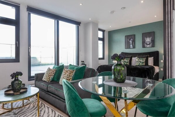 Smart TV - Palm Tree House | Panther (Greater London)