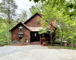 Exterior - PRIVACY GALORE !!! Spacious 2-BR cabin, Hot tub, WiFi, AC, equipped kitchen (Sevierville)