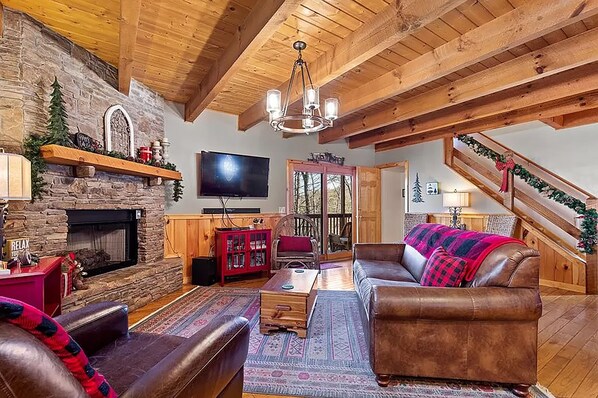 Smart TV, fireplace, books - PRIVACY GALORE !!! Spacious 2-BR cabin, Hot tub, WiFi, AC, equipped kitchen (Sevierville)