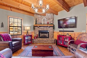Smart TV, fireplace, books - PRIVACY GALORE !!! Spacious 2-BR cabin, Hot tub, WiFi, AC, equipped kitchen  (Sevierville)