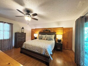 2 bedrooms, iron/ironing board, free WiFi, bed sheets - PRIVACY GALORE !!! Spacious 2-BR cabin, Hot tub, WiFi, AC, equipped kitchen  (Sevierville)