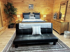 2 bedrooms, iron/ironing board, free WiFi, bed sheets - PRIVACY GALORE !!! Spacious 2-BR cabin, Hot tub, WiFi, AC, equipped kitchen (Sevierville)