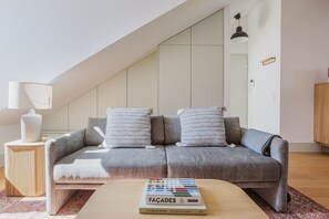 TV, stereo - Blueground | Arroios, elevator, a/c & laundry (Lisbon)