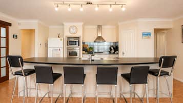 Comfort House, Multiple Beds, Non Smoking, Garden View | Private kitchen | Full-size fridge, microwave, oven, stovetop