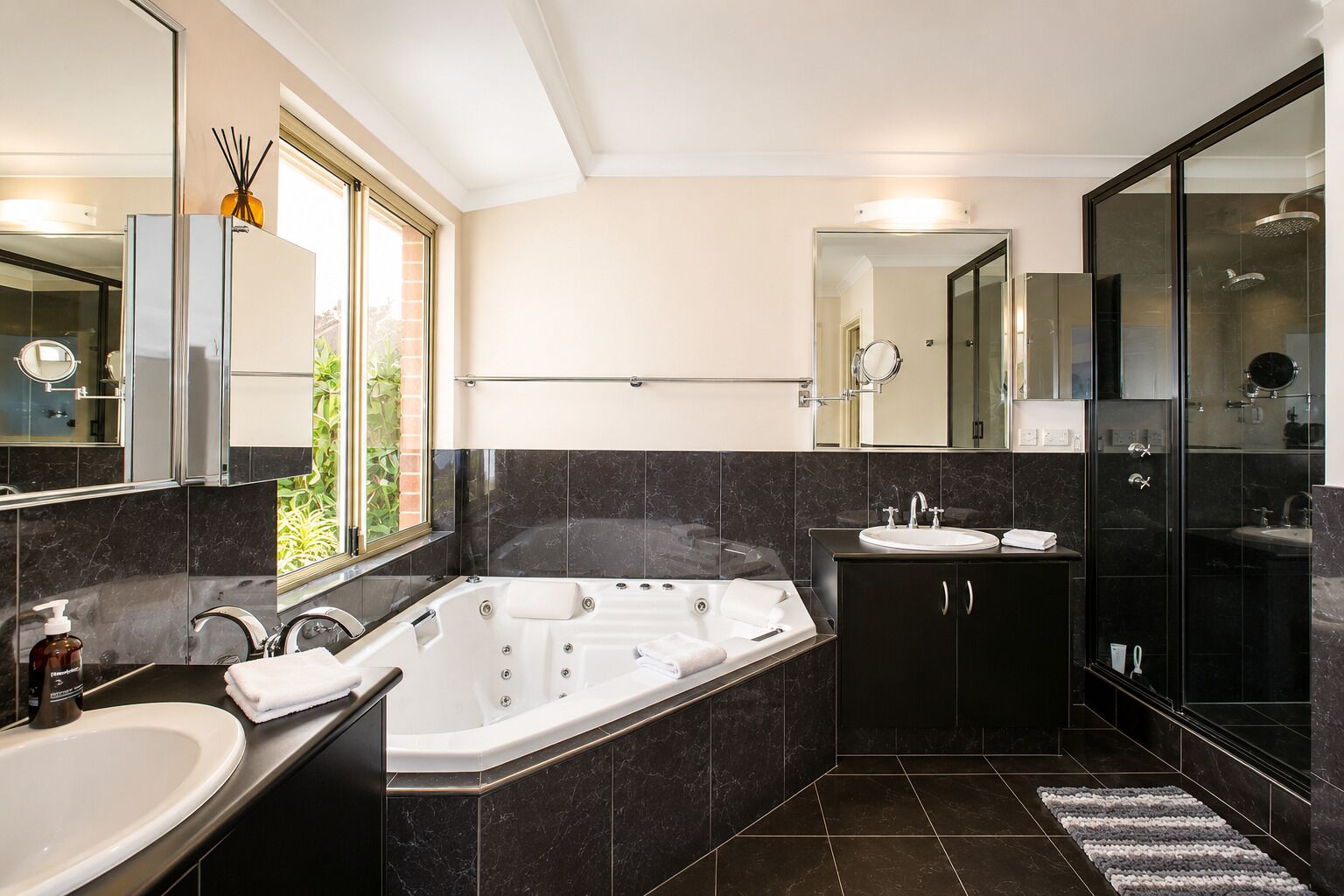 Comfort House, Berbilang Katil, Non Smoking, Garden View | Bilik Mandi | Kelengkapan dandanan diri percuma, pengering rambut, tuala disediakan 