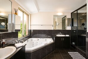 Comfort House, Multiple Beds, Non Smoking, Garden View | Bathroom