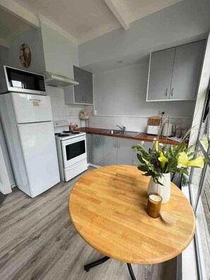 Fridge, microwave, oven, stovetop - Sun Kissed Studio (Motueka)