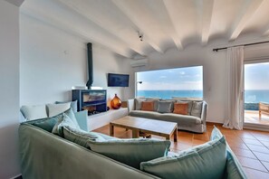 Una Smart TV, una chimenea