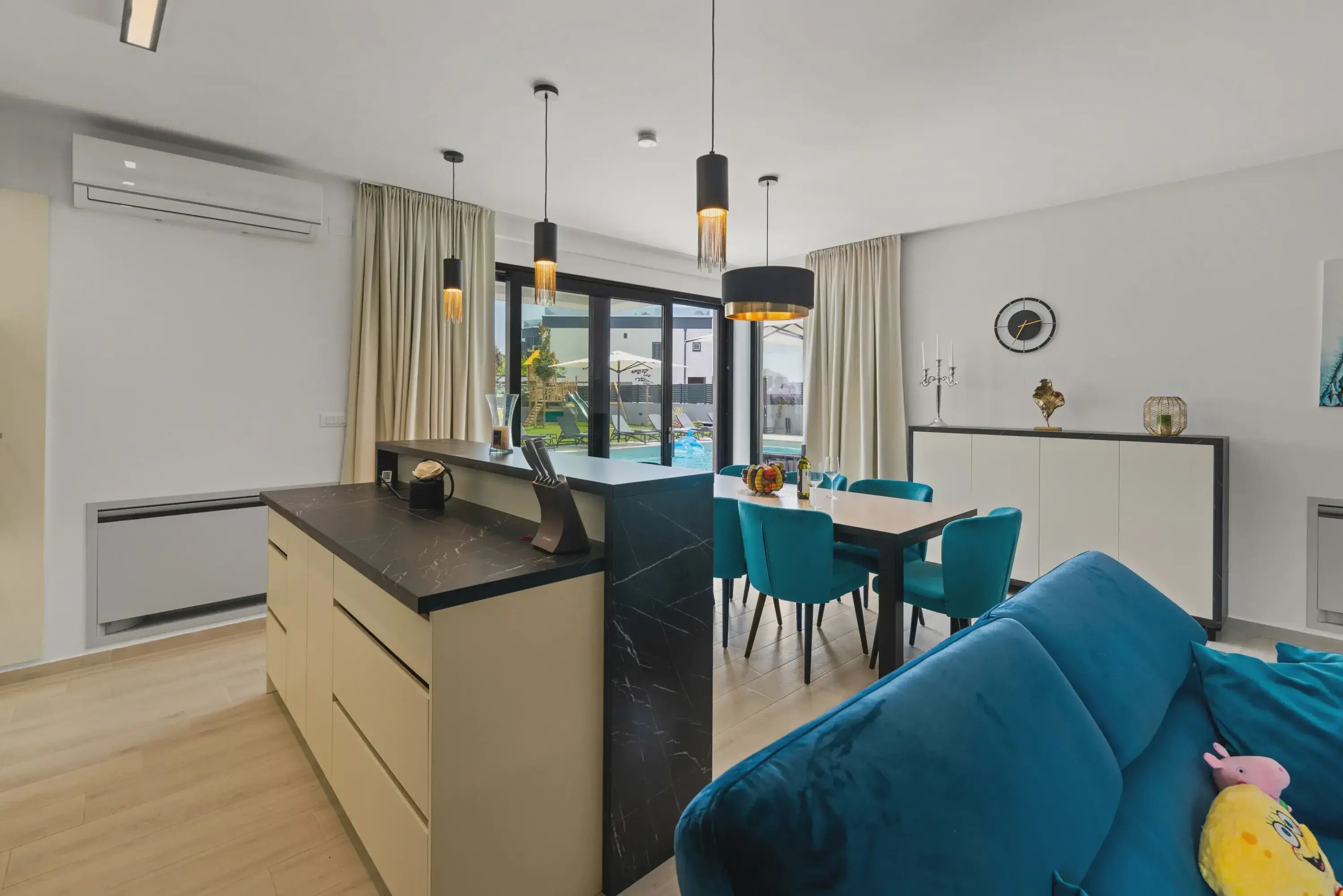 4 عدّة غرف نوم وتجهيزات عازلة للصوت