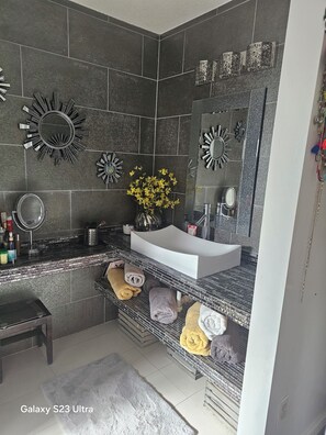 Dusche, Haartrockner, Handtücher, Seife