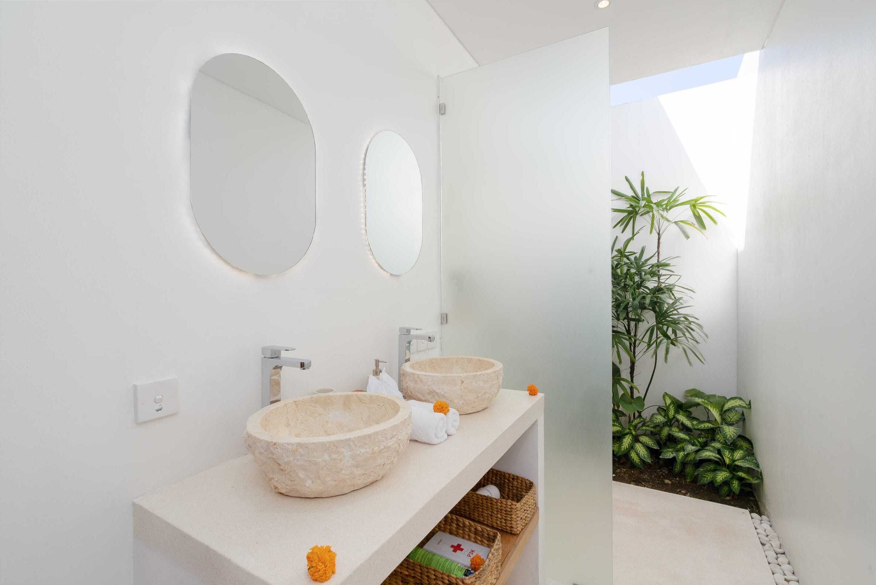 Basic Villa | Bathroom | Shower, hair dryer, towels, soap