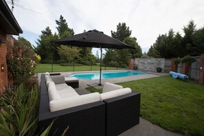 Pool - Large Holiday Home in Rolleston (Rolleston)