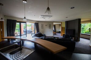 Smart TV, fireplace, video games - Large Holiday Home in Rolleston (Rolleston)