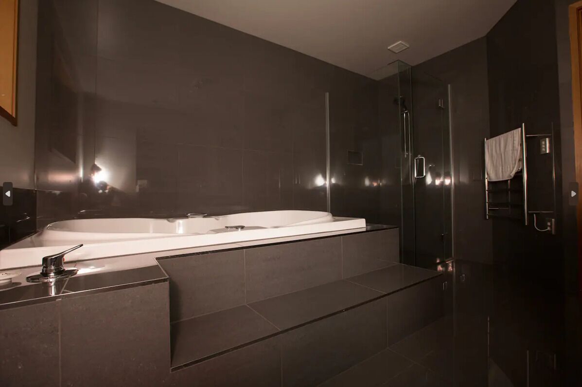 Douche, baignoire à jets, sèche-cheveux, serviettes fournies