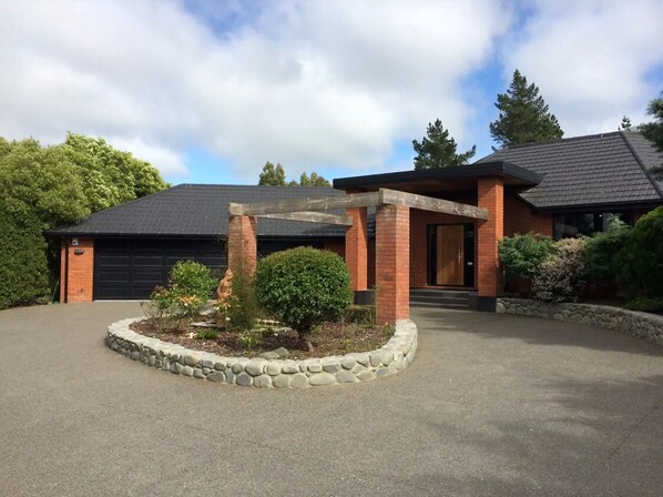 Exterior - Large Holiday Home in Rolleston (Rolleston)