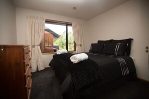 4 bedrooms, iron/ironing board, travel crib, WiFi - Large Holiday Home in Rolleston (Rolleston)