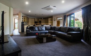 Una Smart TV, una chimenea, videojuegos