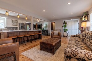 Living area - Spacious 4 - Bedroom Luxury Living in the Heart of Stillwater (Stillwater)