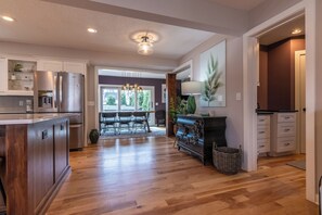 Interior - Spacious 4 - Bedroom Luxury Living in the Heart of Stillwater (Stillwater)