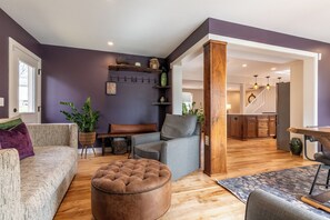 Living area - Spacious 4 - Bedroom Luxury Living in the Heart of Stillwater (Stillwater)