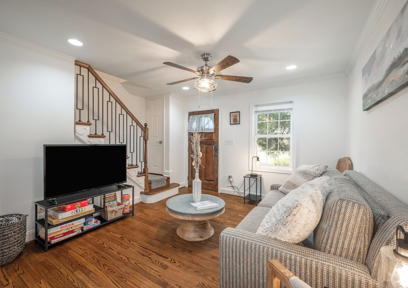 Old Town Metro Fenced Yard Walkable 2 King Beds Townhome - Falls Church, VA