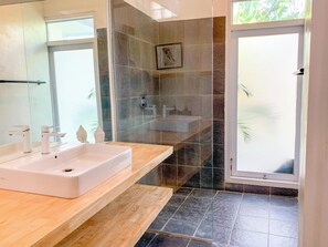 Villa, 1 King-Bett, Terrasse, Gartenblick | Badezimmer