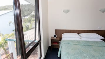 1 dormitori, planxa i posts de planxar, Internet i roba de llit
