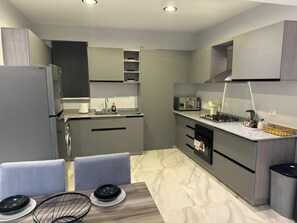 Mikrovågsugn, ugn, spishäll och diskmaskin