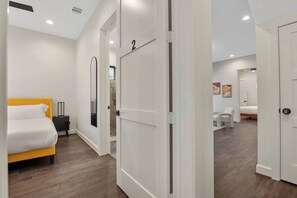 7 Schlafzimmer, Schreibtisch, Bügeleisen/Bügelbrett, Reisekinderbett