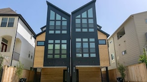 Unclassified image, 3 of 55, button - Modern 7BR/7BA Home • Houston Skyline • Rooftop (Houston)