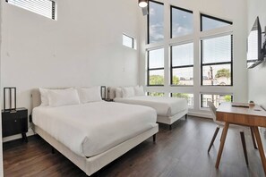 7 makuuhuonetta, työpöytä, silitysrauta/-lauta, vauvan matkasänky