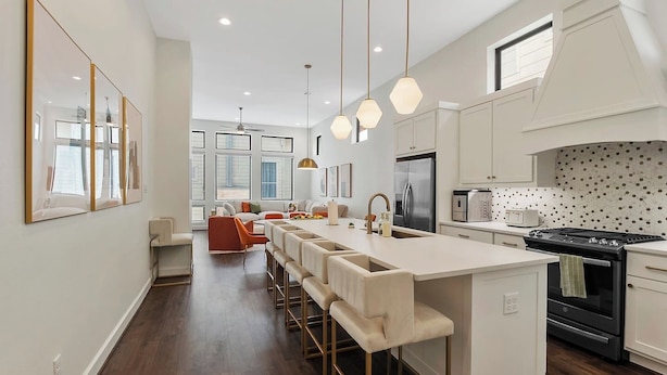 Unclassified image, 1 of 55, button - Modern 7BR/7BA Home • Houston Skyline • Rooftop (Houston)
