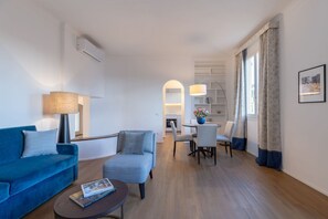 Een smart-tv en boeken