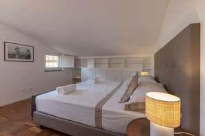 1 habitación, tabla de planchar con plancha y cuna de viaje 