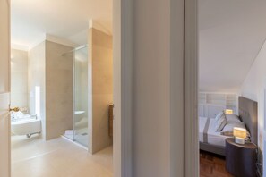 Regadera, secadora de cabello, bidet, toallas 