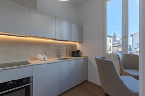 Een koelkast, een magnetron, een oven, een kookplaat